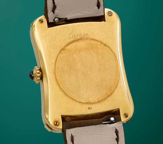 CARTIER. AN EXCEEDINGLY RARE, LARGE AND UNUSUAL 18K GOLD RECTANGULAR WRISTWATCH - photo 3