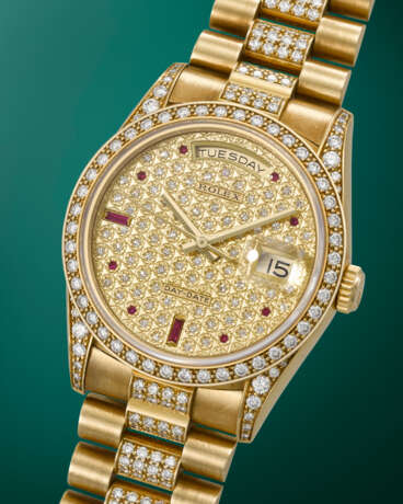 ROLEX. A VERY RARE AND DAZZLING 18K GOLD, DIAMOND AND RUBY-SET AUTOMATIC WRISTWATCH WITH SWEEP CENTRE SECONDS, DAY, DATE AND BRACELET - фото 2