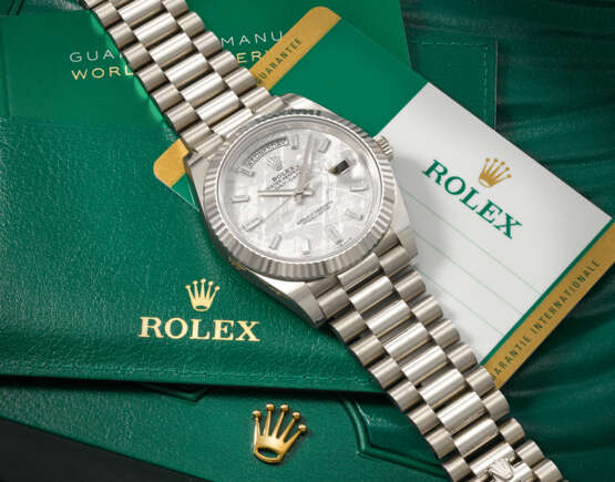 ROLEX. A RARE AND HIGHLY ATTRACTIVE 18K WHITE GOLD AND DIAMOND-SET AUTOMATIC WRISTWATCH WITH SWEEP CENTER SECONDS, DAY, DATE, METEORITE DIAL AND BRACELET - photo 3