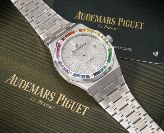 AUDEMARS PIGUET. AN EXTREMELY RARE AND MAGNIFICENT 18K WHITE GOLD, DIAMOND AND MULTI-COLOURED SAPPHIRE-SET AUTOMATIC WRISTWATCH WITH SWEEP CENTRE SECONDS, DATE AND BRACELET - photo 3