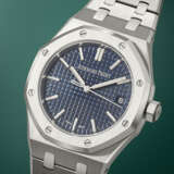 AUDEMARS PIGUET. A COVETED STAINLESS STEEL AUTOMATIC WRISTWATCH WITH SWEEP CENTRE SECONDS, DATE AND BRACELET - photo 2