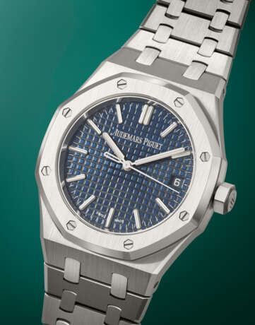 AUDEMARS PIGUET. A COVETED STAINLESS STEEL AUTOMATIC WRISTWATCH WITH SWEEP CENTRE SECONDS, DATE AND BRACELET - photo 2