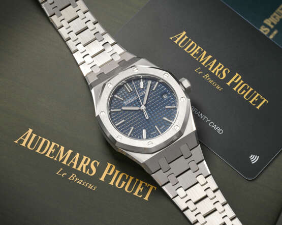 AUDEMARS PIGUET. A COVETED STAINLESS STEEL AUTOMATIC WRISTWATCH WITH SWEEP CENTRE SECONDS, DATE AND BRACELET - photo 3