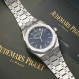 AUDEMARS PIGUET. A COVETED STAINLESS STEEL AUTOMATIC WRISTWATCH WITH SWEEP CENTRE SECONDS, DATE AND BRACELET - photo 3