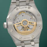 AUDEMARS PIGUET. A COVETED STAINLESS STEEL AUTOMATIC WRISTWATCH WITH SWEEP CENTRE SECONDS, DATE AND BRACELET - photo 4