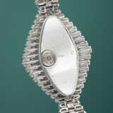 VACHERON CONSTANTIN. A MAGNIFICENT, DAZZLING AND ELEGANT 18K WHITE GOLD AND BAGUETTE-CUT DIAMOND-SET BRACELET WATCH - Foto 3