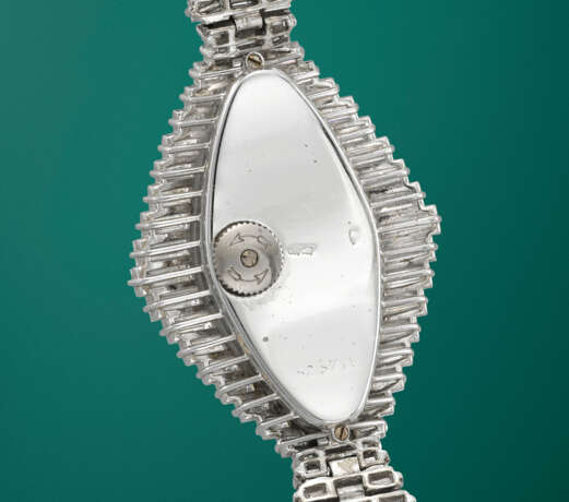 VACHERON CONSTANTIN. A MAGNIFICENT, DAZZLING AND ELEGANT 18K WHITE GOLD AND BAGUETTE-CUT DIAMOND-SET BRACELET WATCH - Foto 3