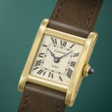 CARTIER. A VERY RARE AND ELEGANT 18K GOLD RECTANGULAR WRISTWATCH - Foto 2