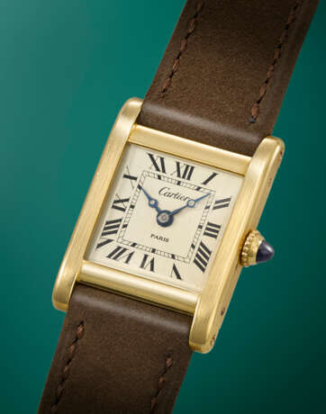 CARTIER. A VERY RARE AND ELEGANT 18K GOLD RECTANGULAR WRISTWATCH - Foto 2