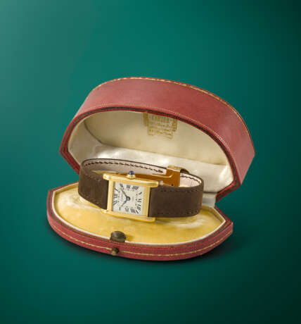 CARTIER. A VERY RARE AND ELEGANT 18K GOLD RECTANGULAR WRISTWATCH - Foto 3