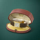 CARTIER. A VERY RARE AND ELEGANT 18K GOLD RECTANGULAR WRISTWATCH - Foto 3