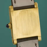 CARTIER. A VERY RARE AND ELEGANT 18K GOLD RECTANGULAR WRISTWATCH - Foto 4