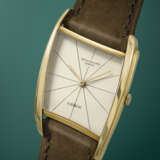 PATEK PHILIPPE. A VERY RARE AND UNUSUAL 18K GOLD ASYMMETRICAL WRISTWATCH, DESIGNED BY GILBERT ALBERT - photo 2