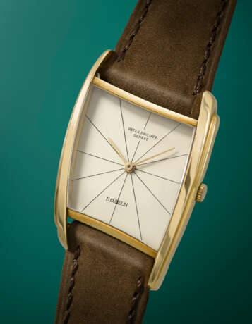 PATEK PHILIPPE. A VERY RARE AND UNUSUAL 18K GOLD ASYMMETRICAL WRISTWATCH, DESIGNED BY GILBERT ALBERT - photo 2