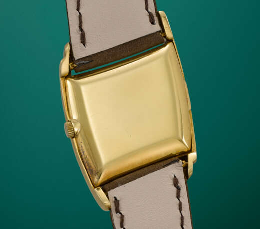 PATEK PHILIPPE. A VERY RARE AND UNUSUAL 18K GOLD ASYMMETRICAL WRISTWATCH, DESIGNED BY GILBERT ALBERT - photo 4