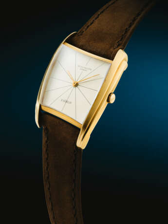 PATEK PHILIPPE. A VERY RARE AND UNUSUAL 18K GOLD ASYMMETRICAL WRISTWATCH, DESIGNED BY GILBERT ALBERT - photo 5