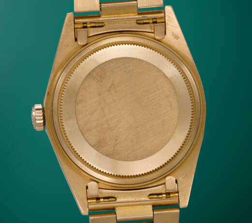 ROLEX. A VERY RARE AND HIGHLY ATTRACTIVE 18K PINK GOLD AUTOMATIC WRISTWATCH WITH SWEEP CENTER SECONDS, OXBLOOD LACQUERED `STELLA` DIAL AND BRACELET - photo 3