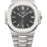 PATEK PHILIPPE. A RARE AND ICONIC STAINLESS STEEL AUTOMATIC WRISTWATCH WITH DATE AND BRACELET - фото 1