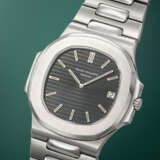 PATEK PHILIPPE. A RARE AND ICONIC STAINLESS STEEL AUTOMATIC WRISTWATCH WITH DATE AND BRACELET - фото 2