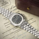 PATEK PHILIPPE. A RARE AND ICONIC STAINLESS STEEL AUTOMATIC WRISTWATCH WITH DATE AND BRACELET - фото 3