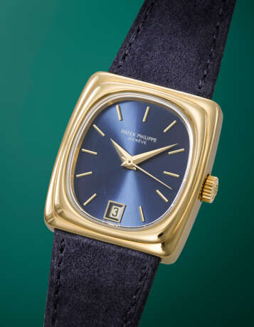 PATEK PHILIPPE. A RARE 18K GOLD QUARTZ WRISTWATCH WITH SWEEP CENTRE SECONDS AND DATE - фото 2