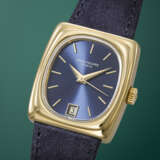 PATEK PHILIPPE. A RARE 18K GOLD QUARTZ WRISTWATCH WITH SWEEP CENTRE SECONDS AND DATE - photo 2