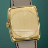 PATEK PHILIPPE. A RARE 18K GOLD QUARTZ WRISTWATCH WITH SWEEP CENTRE SECONDS AND DATE - фото 3