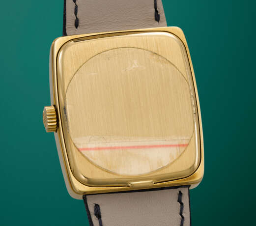 PATEK PHILIPPE. A RARE 18K GOLD QUARTZ WRISTWATCH WITH SWEEP CENTRE SECONDS AND DATE - фото 3