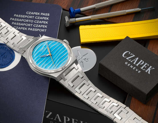 CZAPEK. AN EXTREMELY RARE AND VIBRANT STAINLESS STEEL PROTOTYPE AUTOMATIC WRISTWATCH WITH SWEEP CENTRE SECONDS, TURQUOISE ENAMEL DIAL, SKELETONIZED HANDS AND BRACELET - photo 3