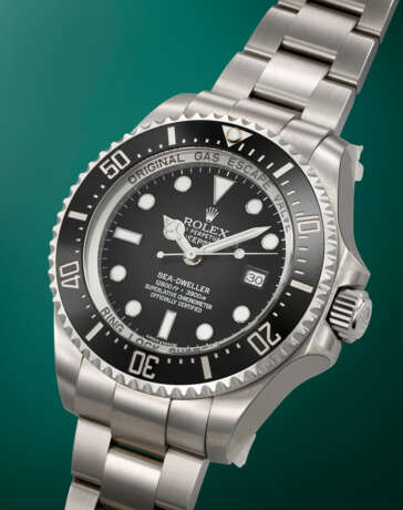 ROLEX. AN EXTREMELY RARE STAINLESS STEEL LIMITED EDITION AUTOMATIC WRISTWATCH WITH SWEEP CENTRE SECONDS, DATE, GAS ESCAPE VALVE AND BRACELET, MADE TO COMMEMORATE THE FORMATION OF THE ROYAL NAVY CLEARANCE DIVER BRANCH - photo 2