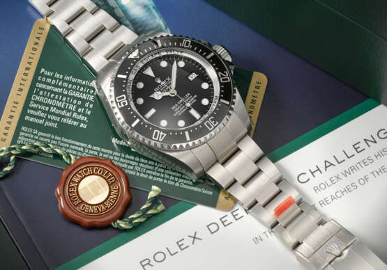 ROLEX. AN EXTREMELY RARE STAINLESS STEEL LIMITED EDITION AUTOMATIC WRISTWATCH WITH SWEEP CENTRE SECONDS, DATE, GAS ESCAPE VALVE AND BRACELET, MADE TO COMMEMORATE THE FORMATION OF THE ROYAL NAVY CLEARANCE DIVER BRANCH - photo 3