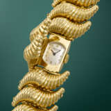 PATEK PHILIPPE. AN UNUSUAL AND HIGHLY ATTRACTIVE 18K GOLD SHELLS SHAPE BRACELET WATCH WITH CONCEALED DIAL - фото 2