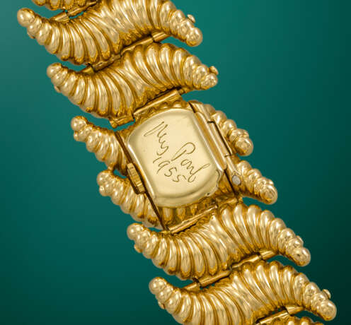 PATEK PHILIPPE. AN UNUSUAL AND HIGHLY ATTRACTIVE 18K GOLD SHELLS SHAPE BRACELET WATCH WITH CONCEALED DIAL - фото 3