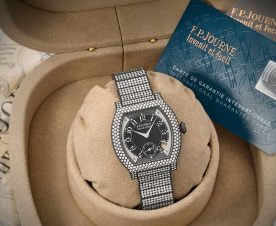 F.P. JOURNE. A RARE AND DAZZLING TYTALIT&#174; TREATED TITANIUM AND DIAMOND-SET QUARTZ TONNEAU-SHAPED WRISTWATCH - Foto 3