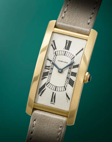 CARTIER. AN EXTREMELY RARE, ELEGANT AND LARGE RECTANGULAR CURVED 18K GOLD WRISTWATCH - photo 2