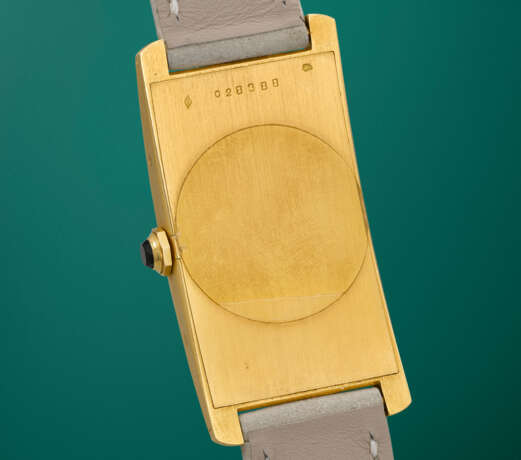 CARTIER. AN EXTREMELY RARE, ELEGANT AND LARGE RECTANGULAR CURVED 18K GOLD WRISTWATCH - photo 3