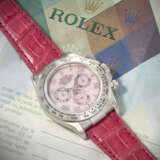 ROLEX. A RARE AND VIBRANT 18K WHITE GOLD AUTOMATIC CHRONOGRAPH WRISTWATCH WITH PINK MOTHER-OF-PEARL DIAL - photo 3