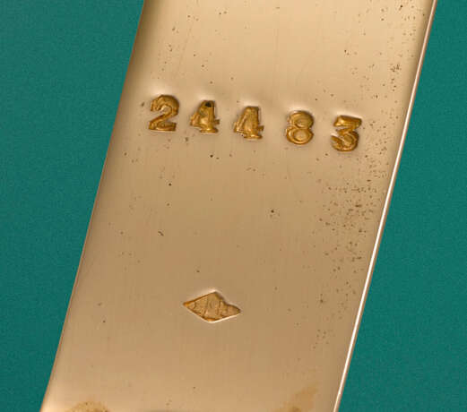 CARTIER. AN EXTREMELY RARE, ELEGANT AND LARGE RECTANGULAR CURVED 18K GOLD WRISTWATCH - photo 5