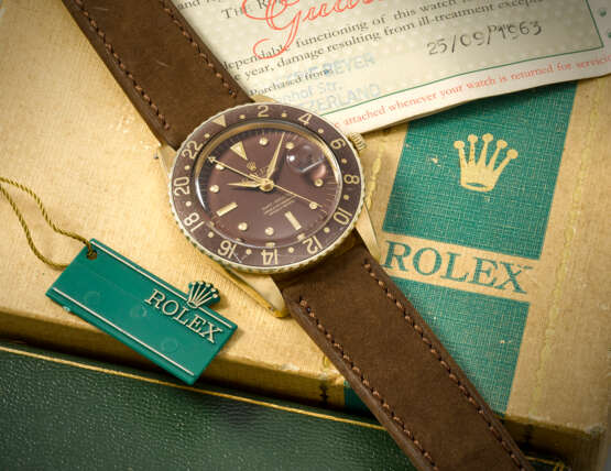 ROLEX. A VERY RARE AND HIGHLY ATTRACTIVE 18K GOLD AUTOMATIC DUAL TIME WRISTWATCH WITH SWEEP CENTRE SECONDS, DATE AND NO CROWN GUARDS - photo 3