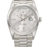 ROLEX. A RARE AND HEAVY PLATINUM AND DIAMOND-SET AUTOMATIC WRISTWATCH WITH SWEEP CENTRE SECONDS, DAY, DATE AND BRACELET - Foto 1