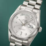 ROLEX. A RARE AND HEAVY PLATINUM AND DIAMOND-SET AUTOMATIC WRISTWATCH WITH SWEEP CENTRE SECONDS, DAY, DATE AND BRACELET - Foto 2