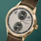 PATEK PHILIPPE. AN ATTRACTIVE 18K PINK GOLD AUTOMATIC ANNUAL CALENDAR WRISTWATCH WITH REGULATOR-STYLE DIAL - photo 2