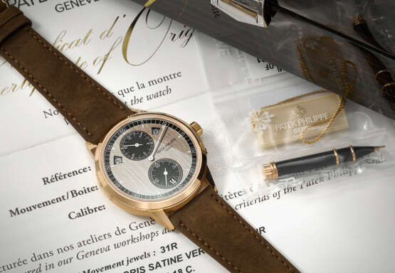 PATEK PHILIPPE. AN ATTRACTIVE 18K PINK GOLD AUTOMATIC ANNUAL CALENDAR WRISTWATCH WITH REGULATOR-STYLE DIAL - photo 3