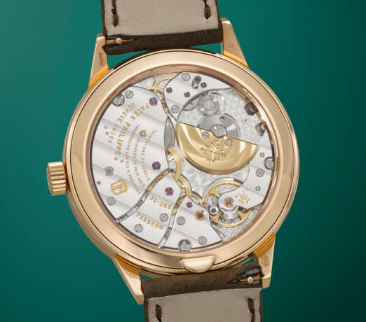 PATEK PHILIPPE. AN ATTRACTIVE 18K PINK GOLD AUTOMATIC ANNUAL CALENDAR WRISTWATCH WITH REGULATOR-STYLE DIAL - photo 4