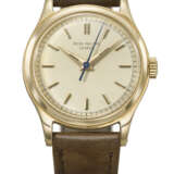 PATEK PHILIPPE. A VERY RARE AND ELEGANT 18K GOLD WRISTWATCH WITH SWEEP CENTRE SECONDS AND LUMINOUS DIAL - Foto 1