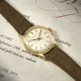 PATEK PHILIPPE. A VERY RARE AND ELEGANT 18K GOLD WRISTWATCH WITH SWEEP CENTRE SECONDS AND LUMINOUS DIAL - Foto 2