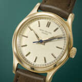 PATEK PHILIPPE. A VERY RARE AND ELEGANT 18K GOLD WRISTWATCH WITH SWEEP CENTRE SECONDS AND LUMINOUS DIAL - Foto 4