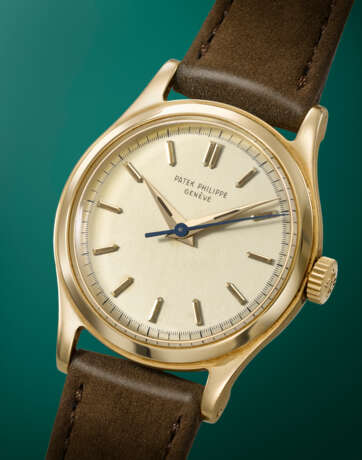 PATEK PHILIPPE. A VERY RARE AND ELEGANT 18K GOLD WRISTWATCH WITH SWEEP CENTRE SECONDS AND LUMINOUS DIAL - Foto 4