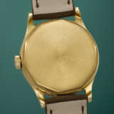 PATEK PHILIPPE. A VERY RARE AND ELEGANT 18K GOLD WRISTWATCH WITH SWEEP CENTRE SECONDS AND LUMINOUS DIAL - Foto 6