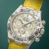 ROLEX. A RARE AND VIBRANT 18K WHITE GOLD AUTOMATIC CHRONOGRAPH WRISTWATCH WITH YELLOW MOTHER-OF-PEARL DIAL - photo 2